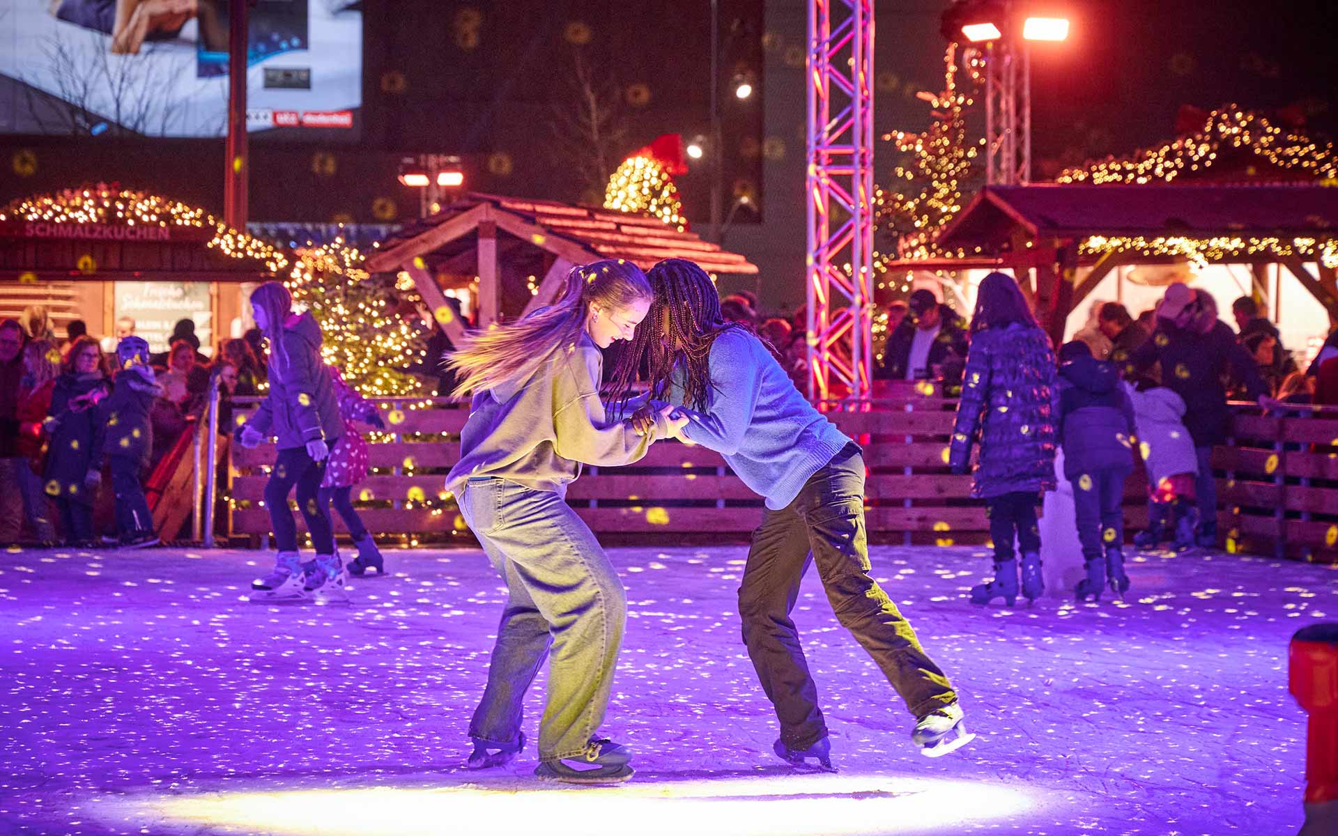 Zwei Mädchen beim Schlittschuh fahren