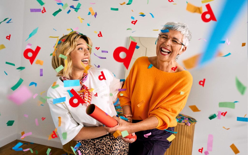 Zwei Frauen mit Konfettikanone