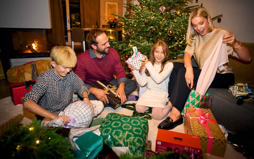 Familie beim Weihnachtsgeschenke auspacken