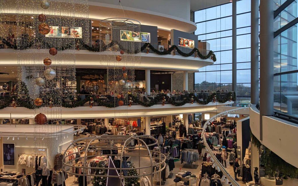 Übersicht Mode und SportWelt mit Weihnachtsdeko