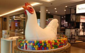 Große Henne auf einem Nest aus Ostereiern