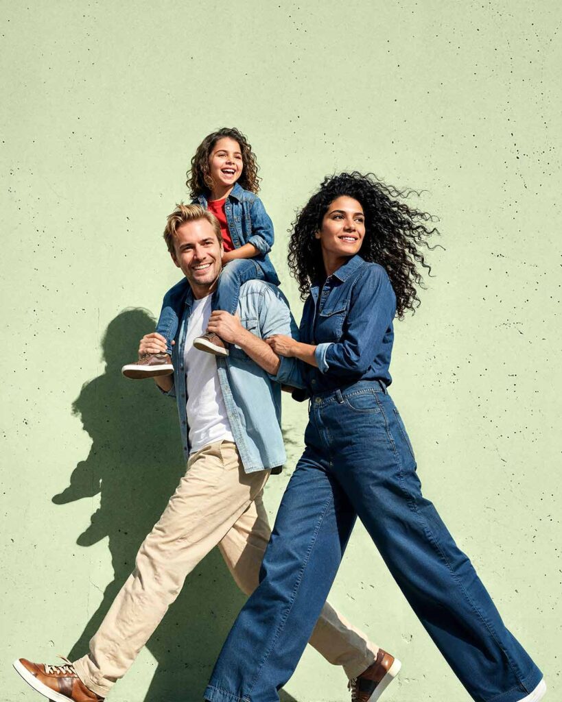 Mutter, Vater und Kind spazieren