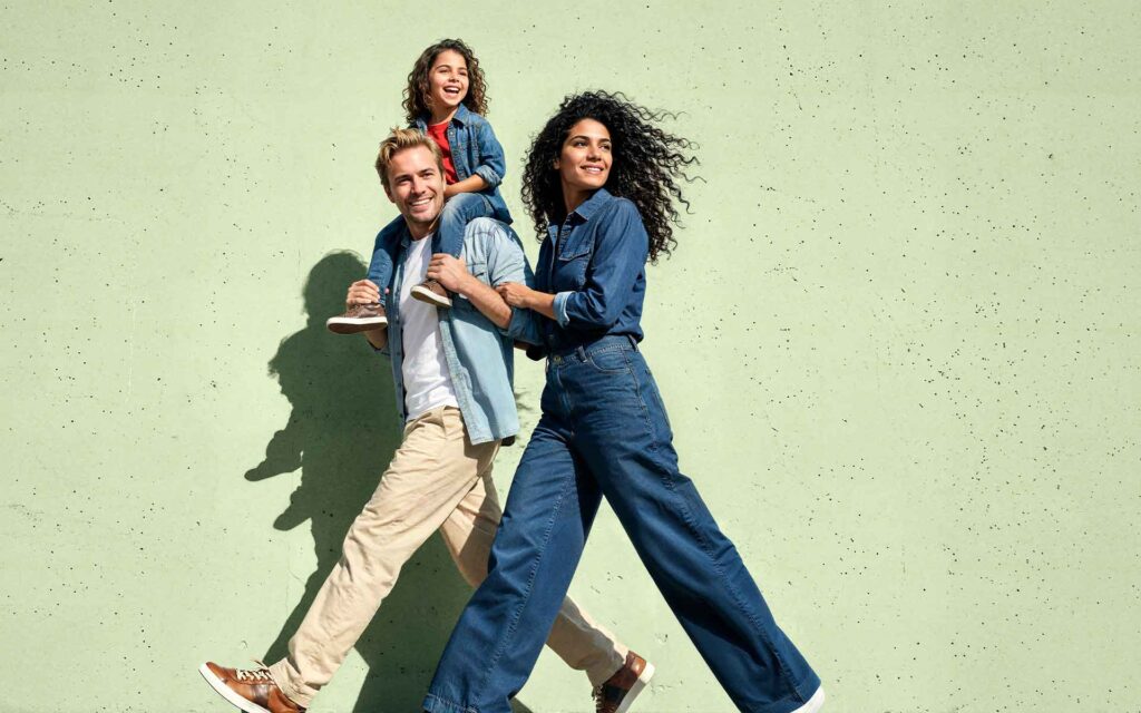 Mutter, Vater und Kind spazieren