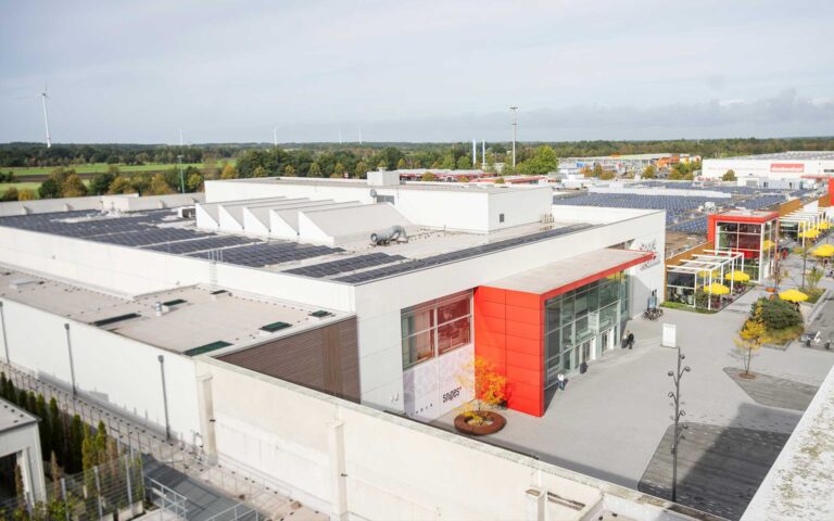 Posthausen Aussengelände von oben mit der Photovoltaikanlage