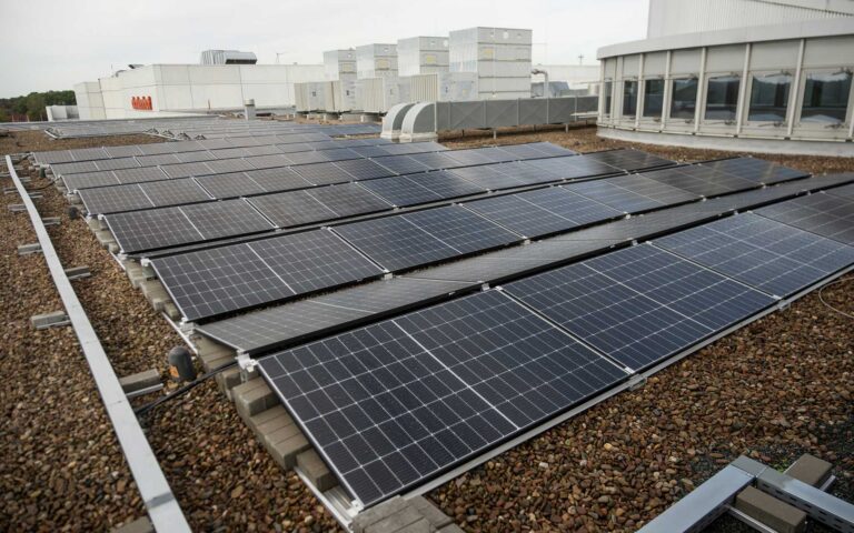 Photovoltaik-Anlage auf dem Dach von dodenhof
