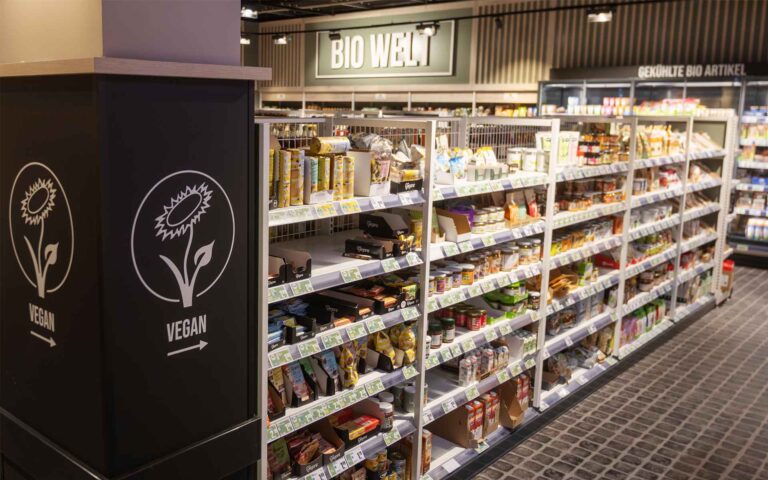 Regal in der GenießerWelt mit veganen Produkten
