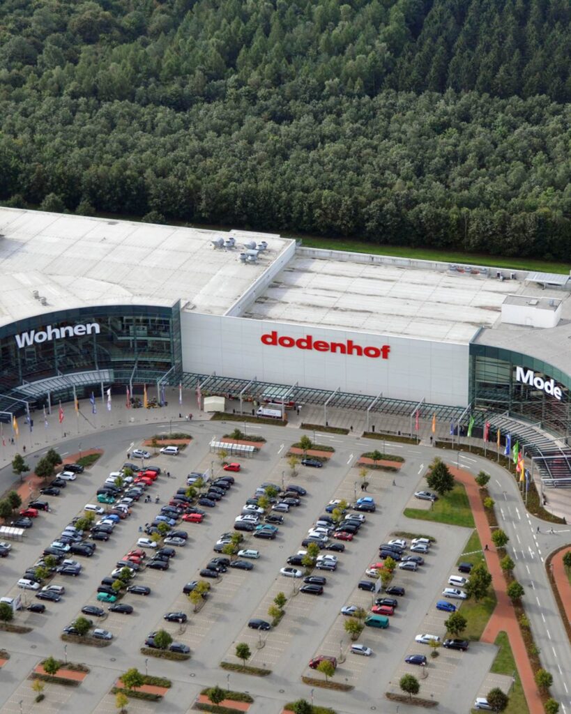 dodenhof Außenbereich mit Parkplatz Kaltenkirchen