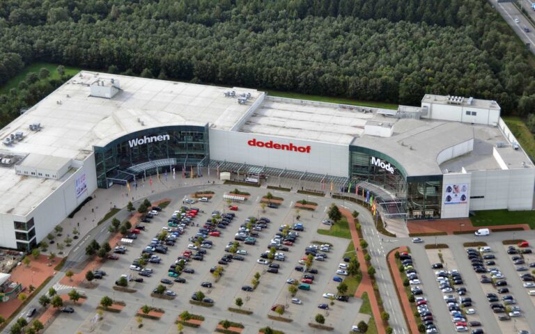 dodenhof Außenbereich mit Parkplatz Kaltenkirchen