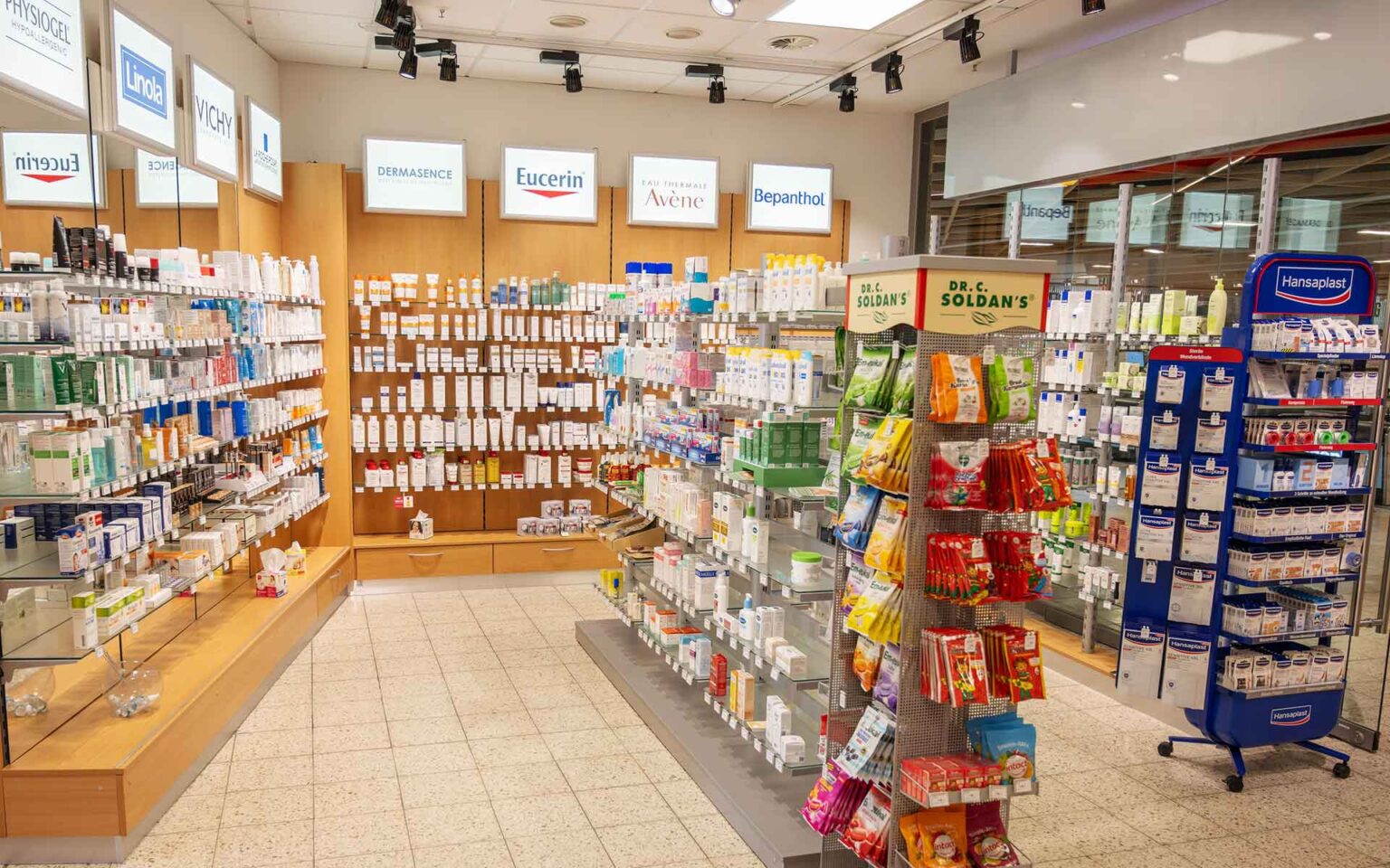 Die Apotheke von innen mit Regalen und Aufstellern