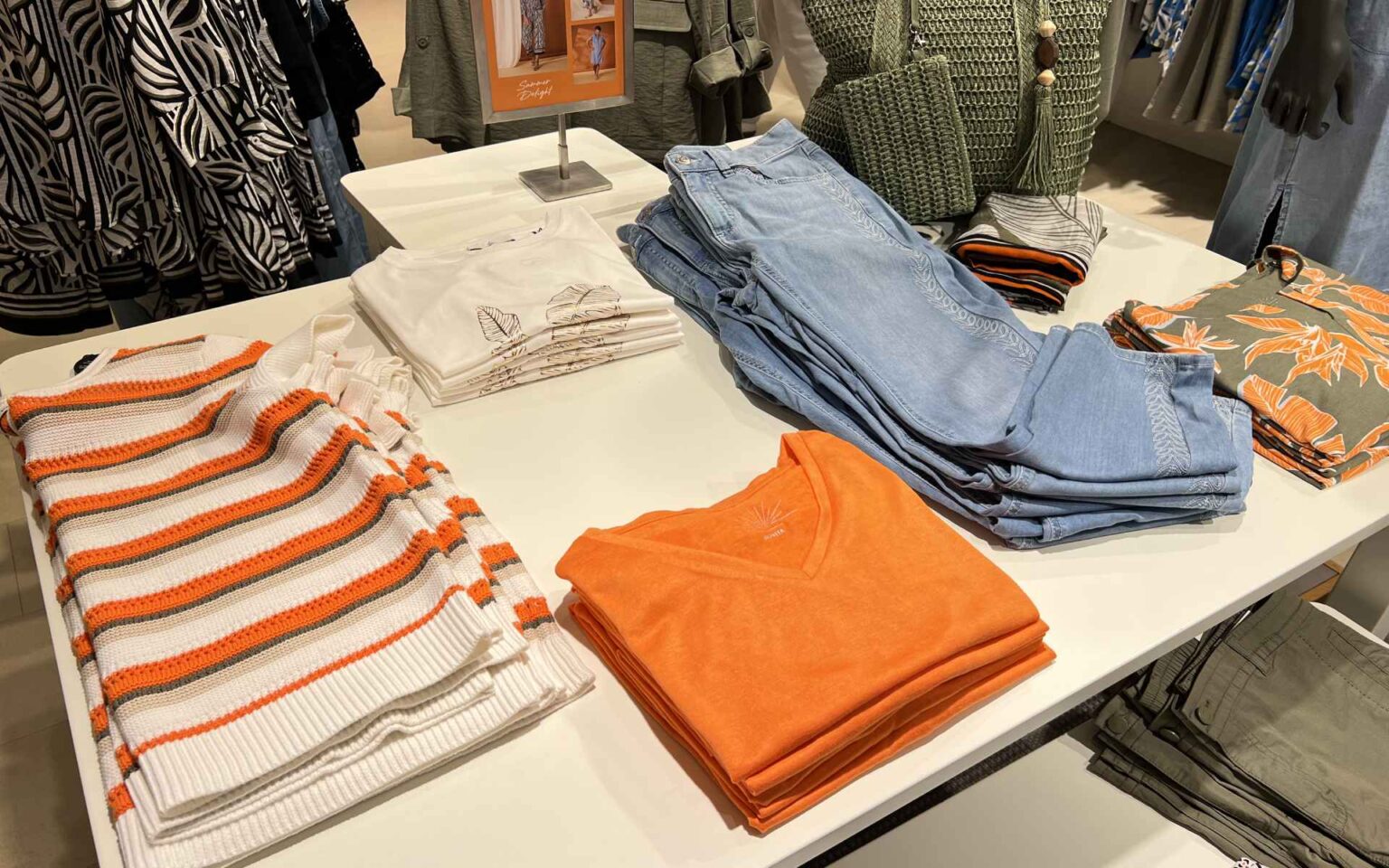 Kombinierbarer Look mit Jeans und orangen Oberteil von Bonita