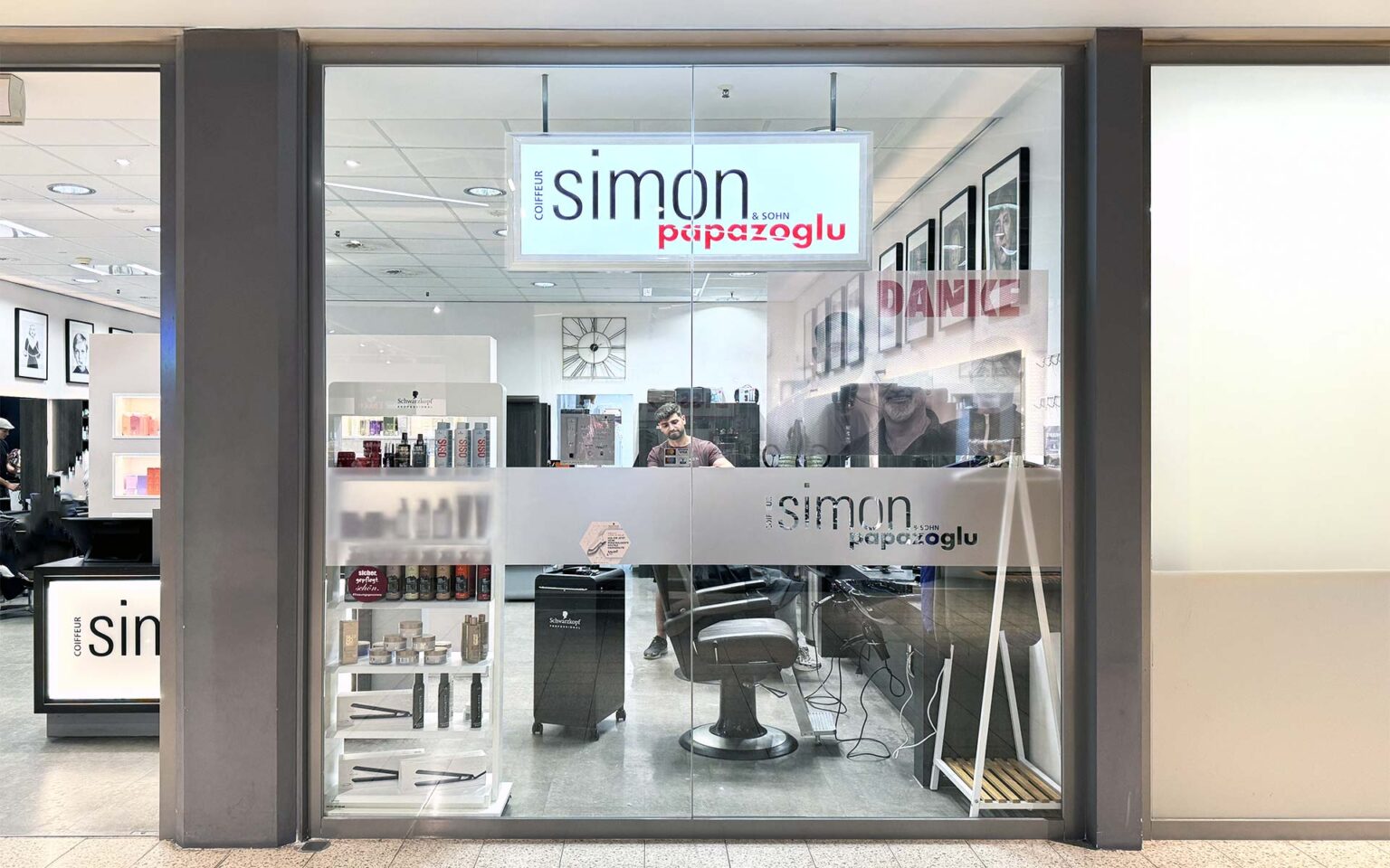 Coiffeuer Simon in der Shopmall von außen