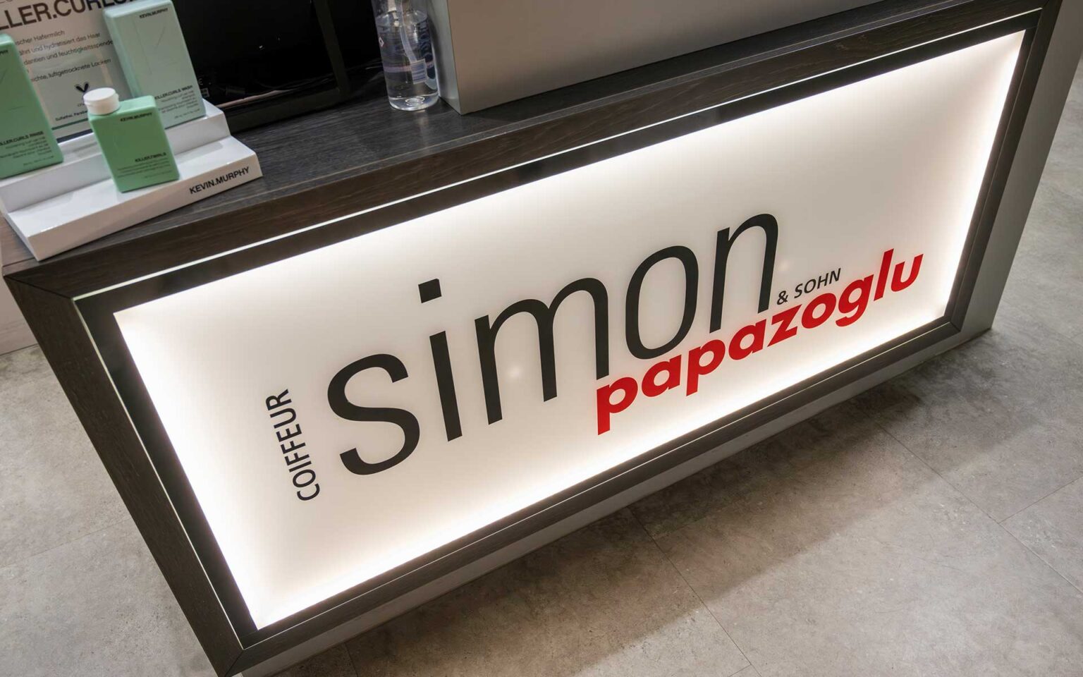 Tresen und Logo des Shops