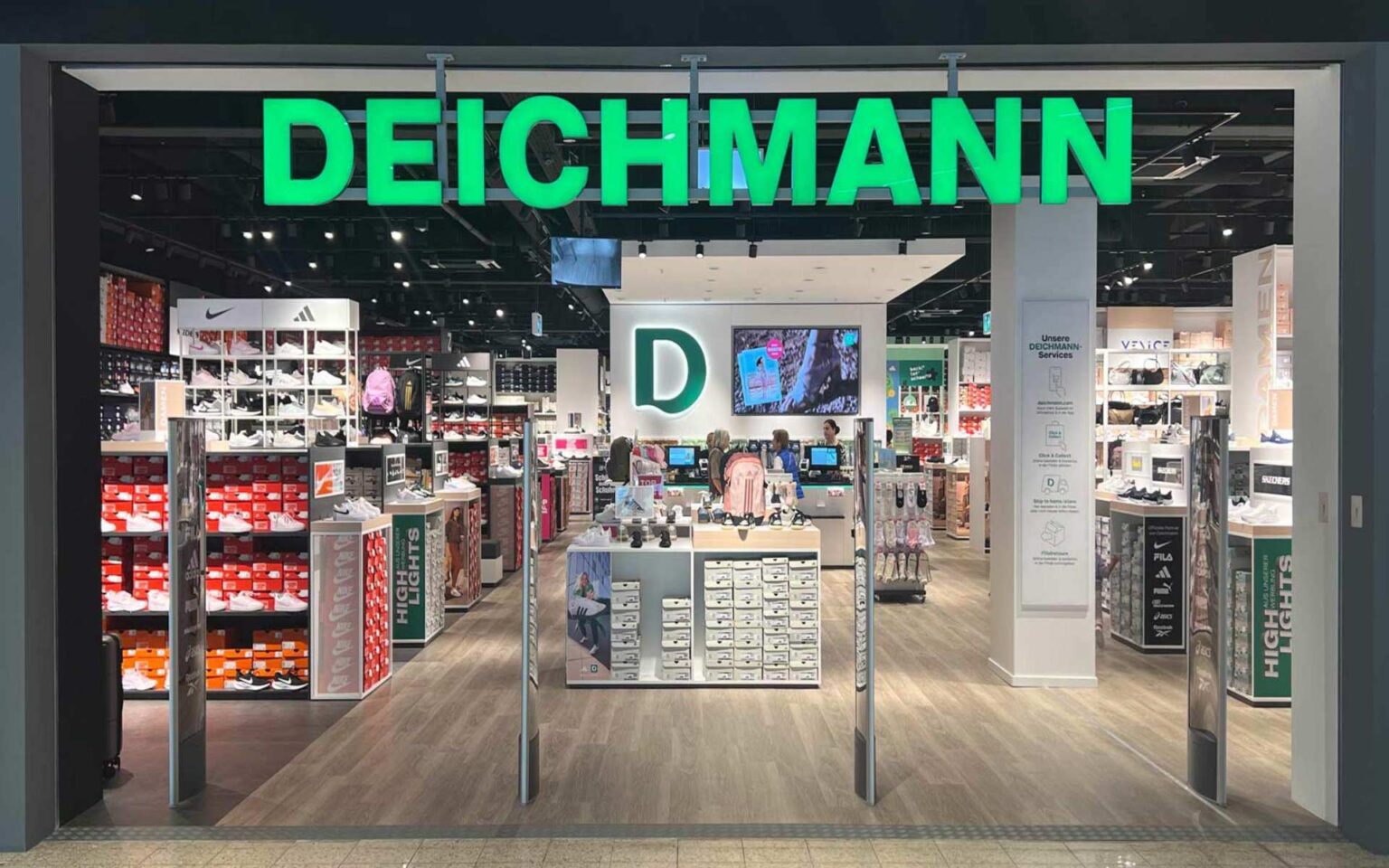 Die Außenansicht von Deichmann in der Shopmall