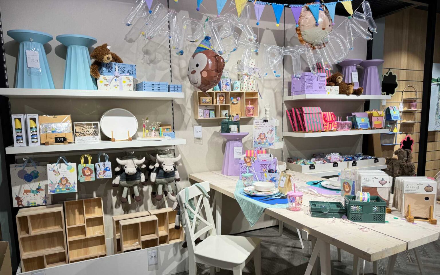 Blaue und lilane Deko Kindergeburtstag bei Depot