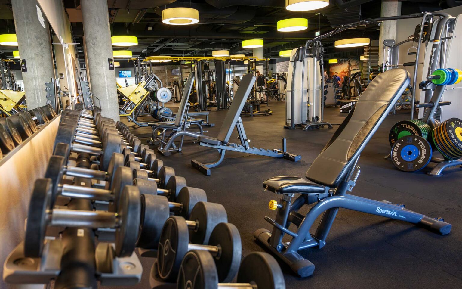 Hantelbereich mit mehreren Bänken bei Easy Fitness