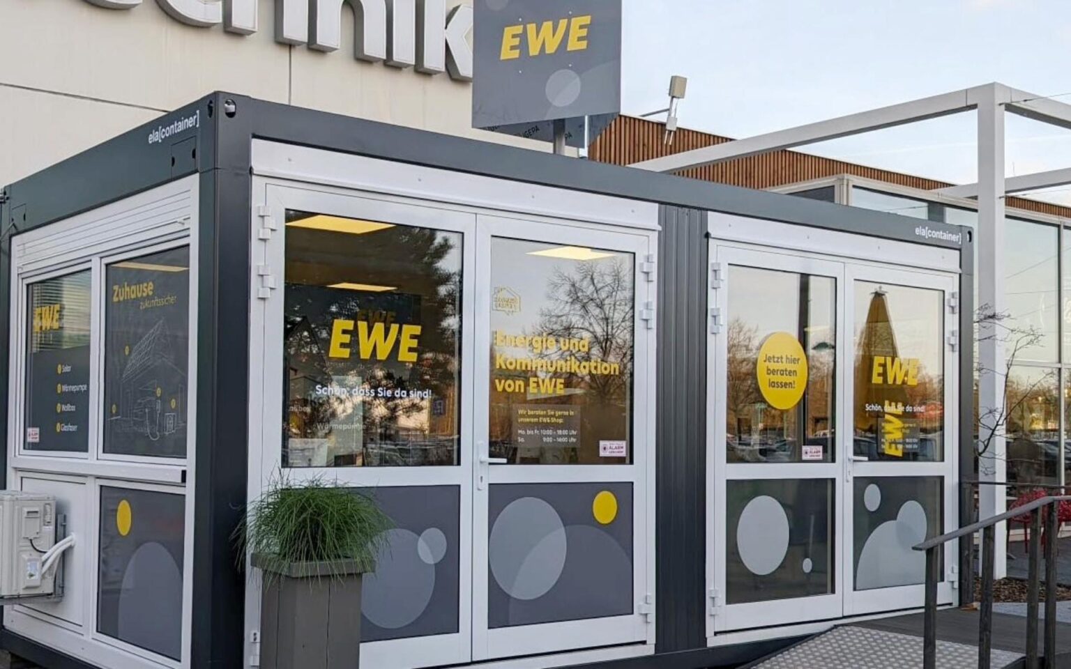 EWE Shop draußen auf dem Außengelände