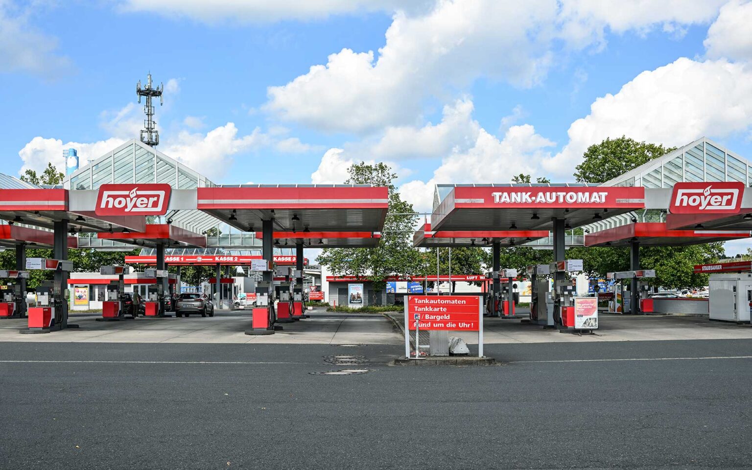 Tankautomaten an der Hoyer Tankstelle in rot