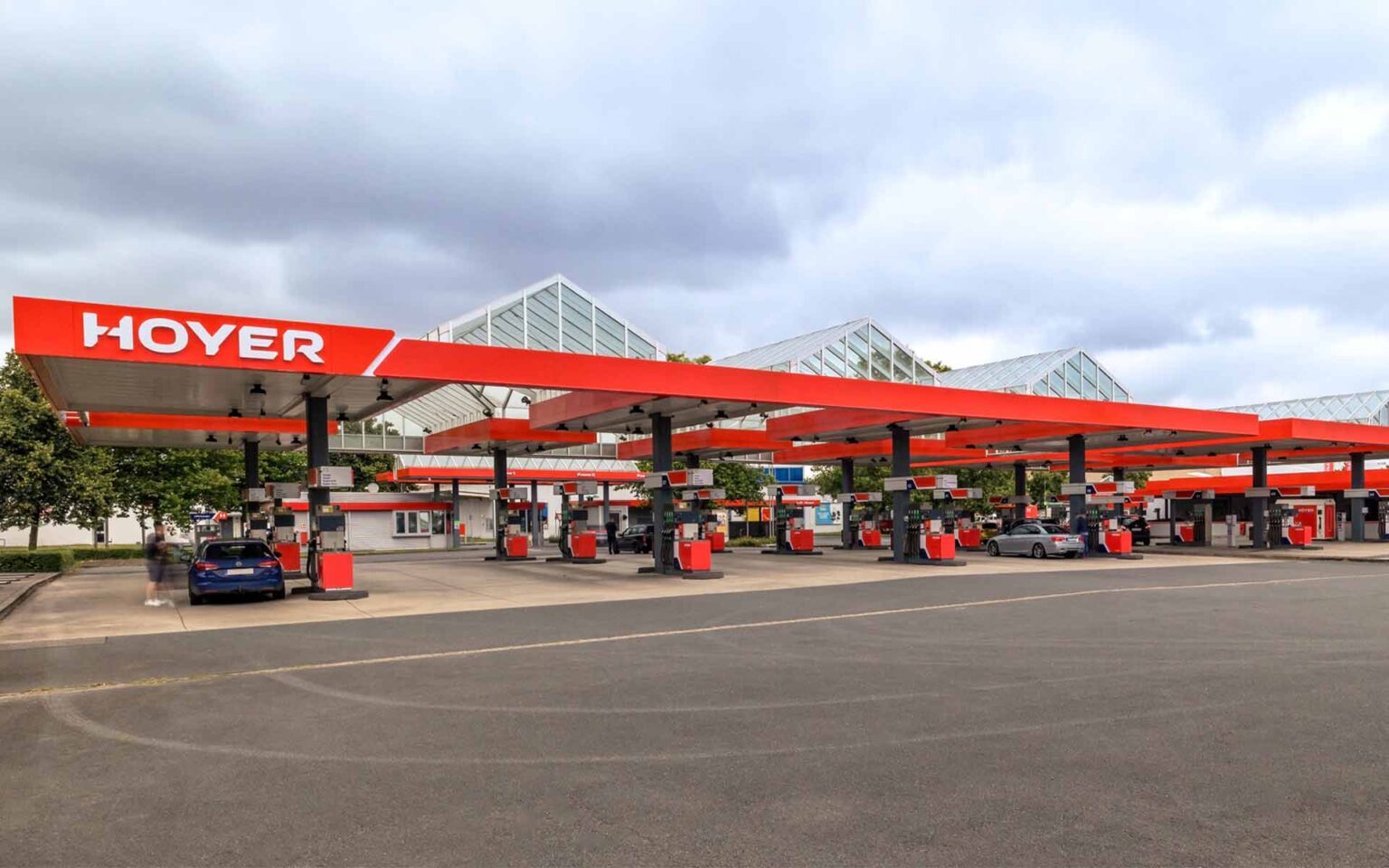 Tankautomaten an der Hoyer Tankstelle in rot