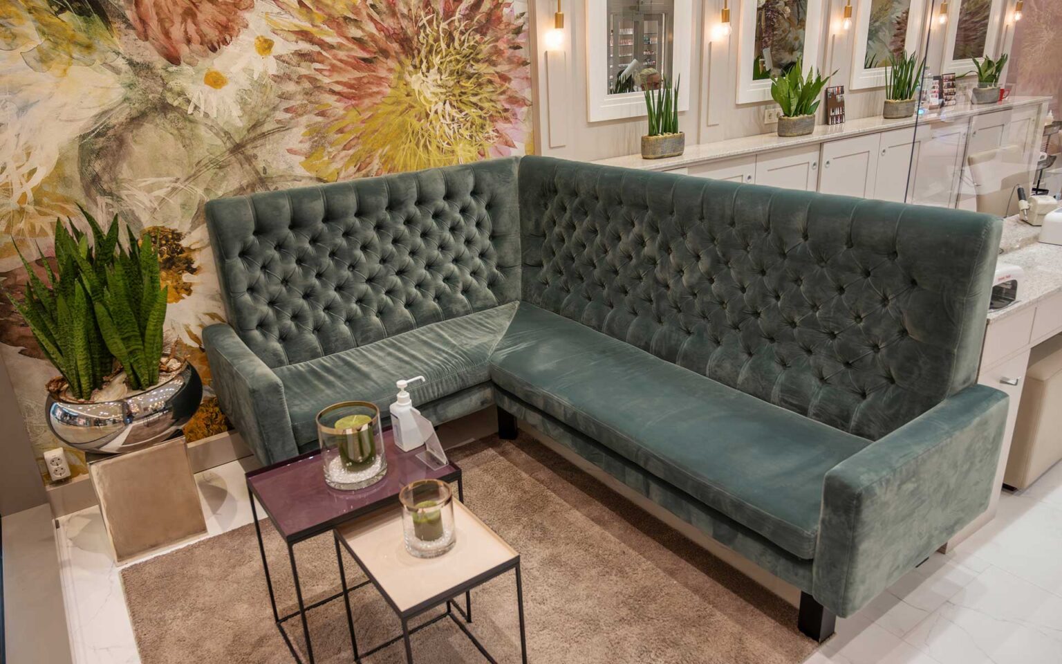 Wartebereich mit grünem Sofa