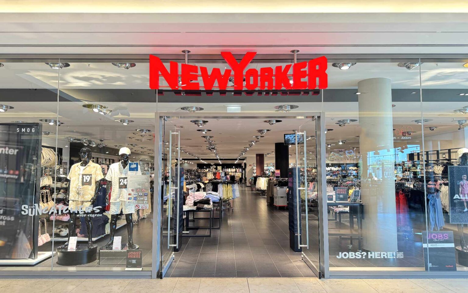 New Yorker in der Shopmall von außen