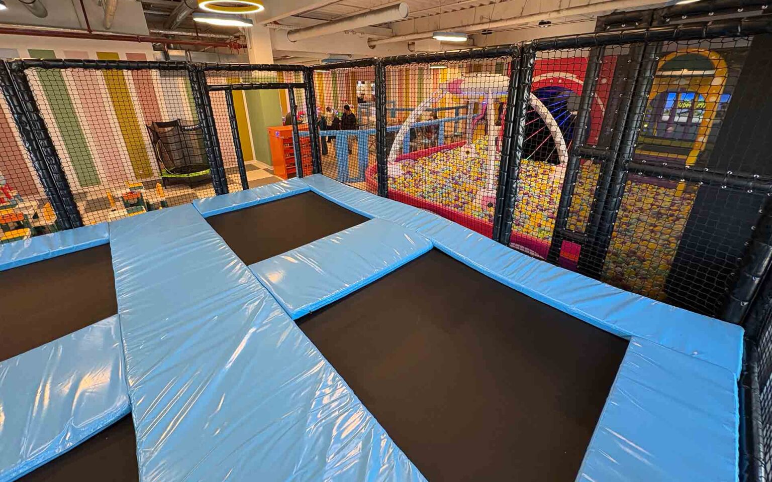 Trampoline und Bällebad