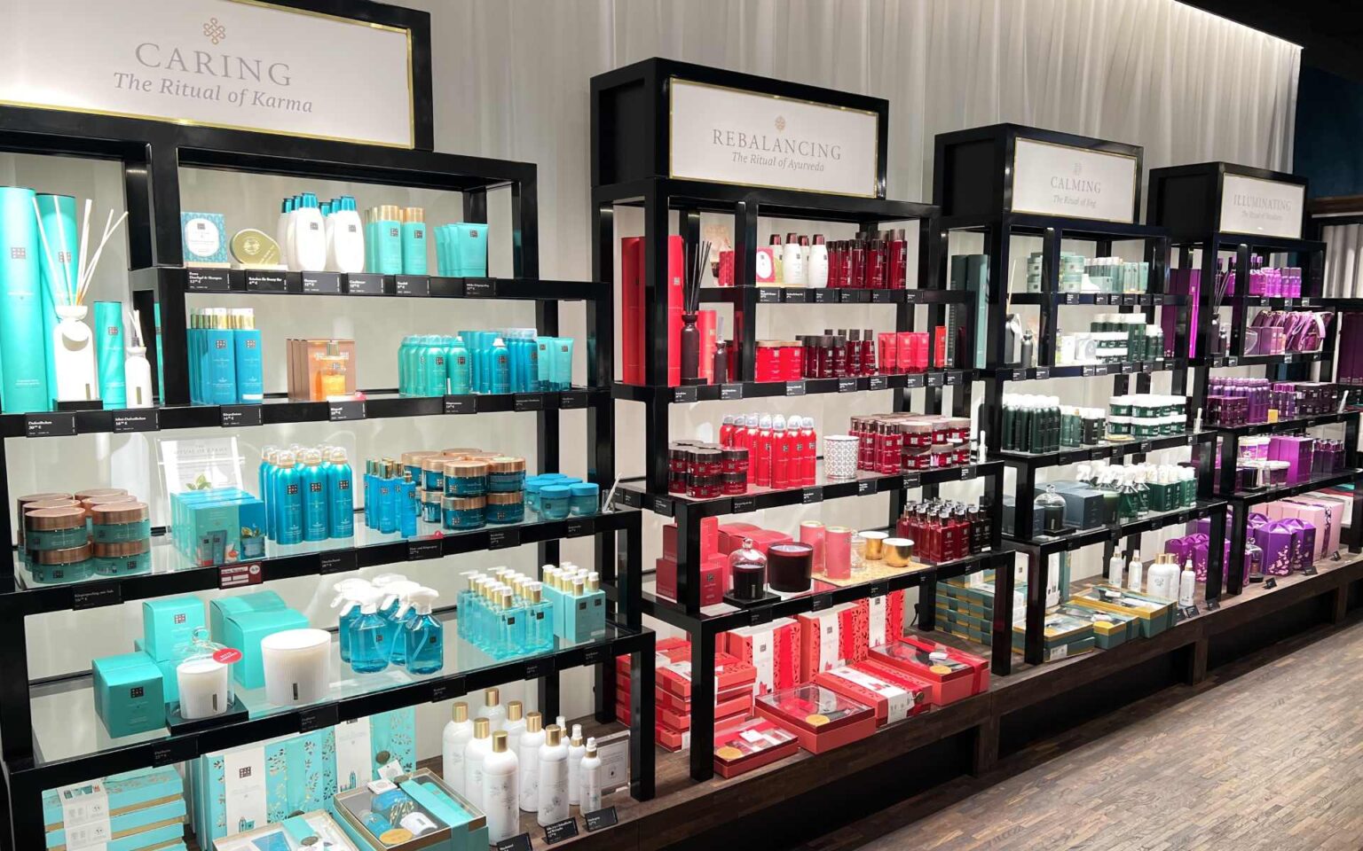 Rituals innen, offene Regale mit verschiedenen Produkten