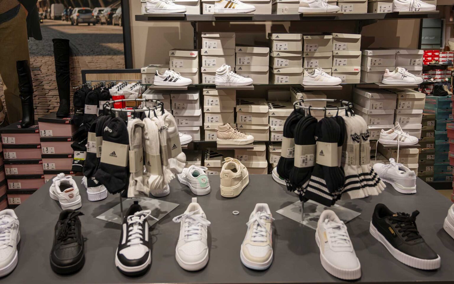 Verschiedene Sneakermodelle und Socken