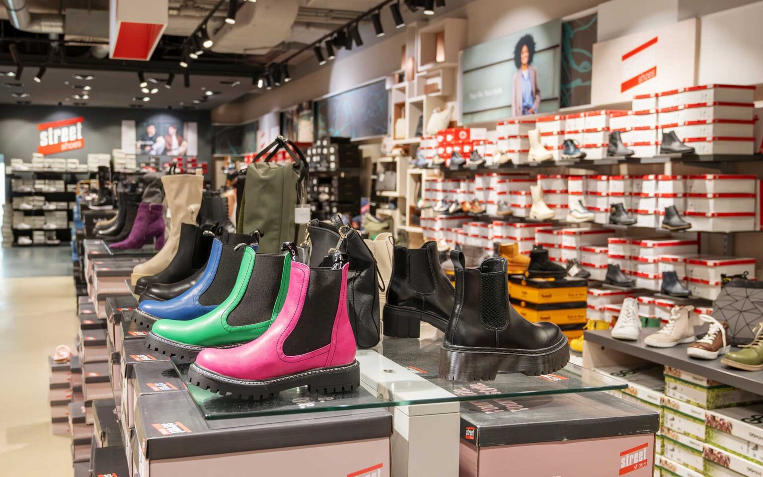 Einige Boots in verschiedenen Farben und Ausführungen