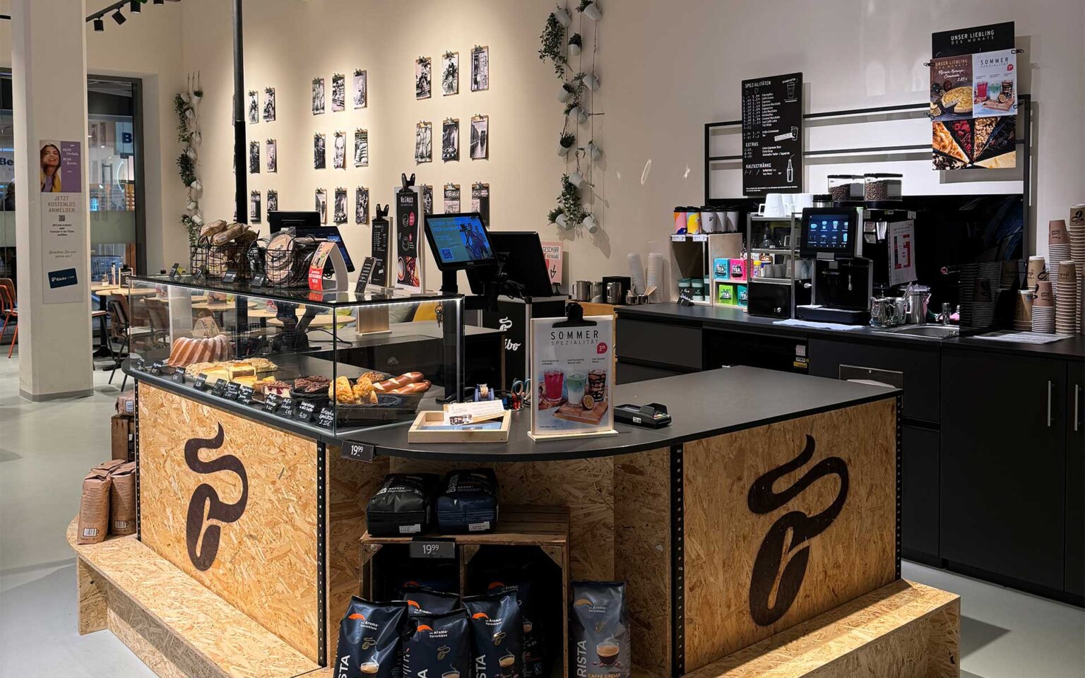 Theke mit Kaffeeautomaten und Gebäck
