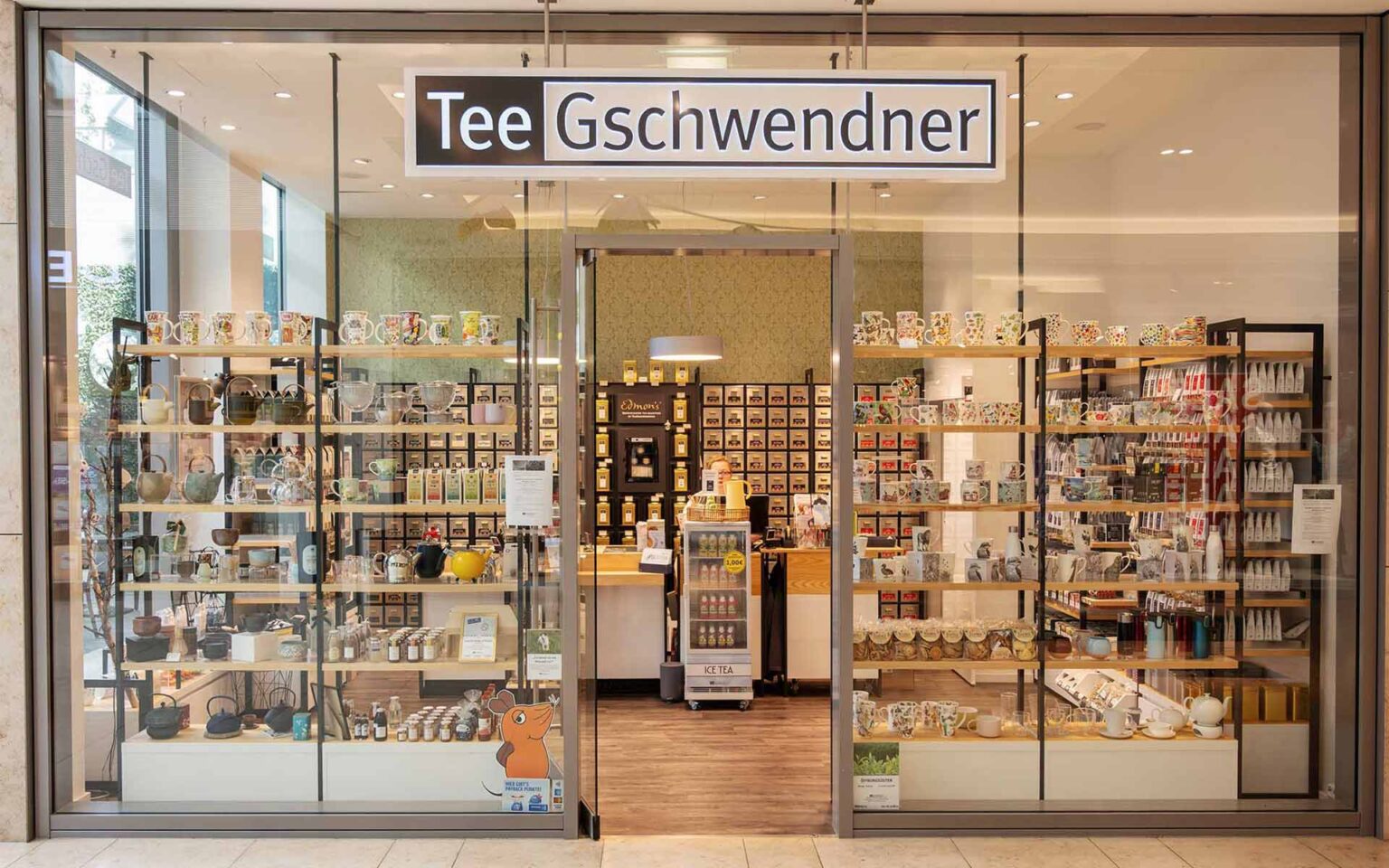 Tee Geschwender in der Shopmall von außen