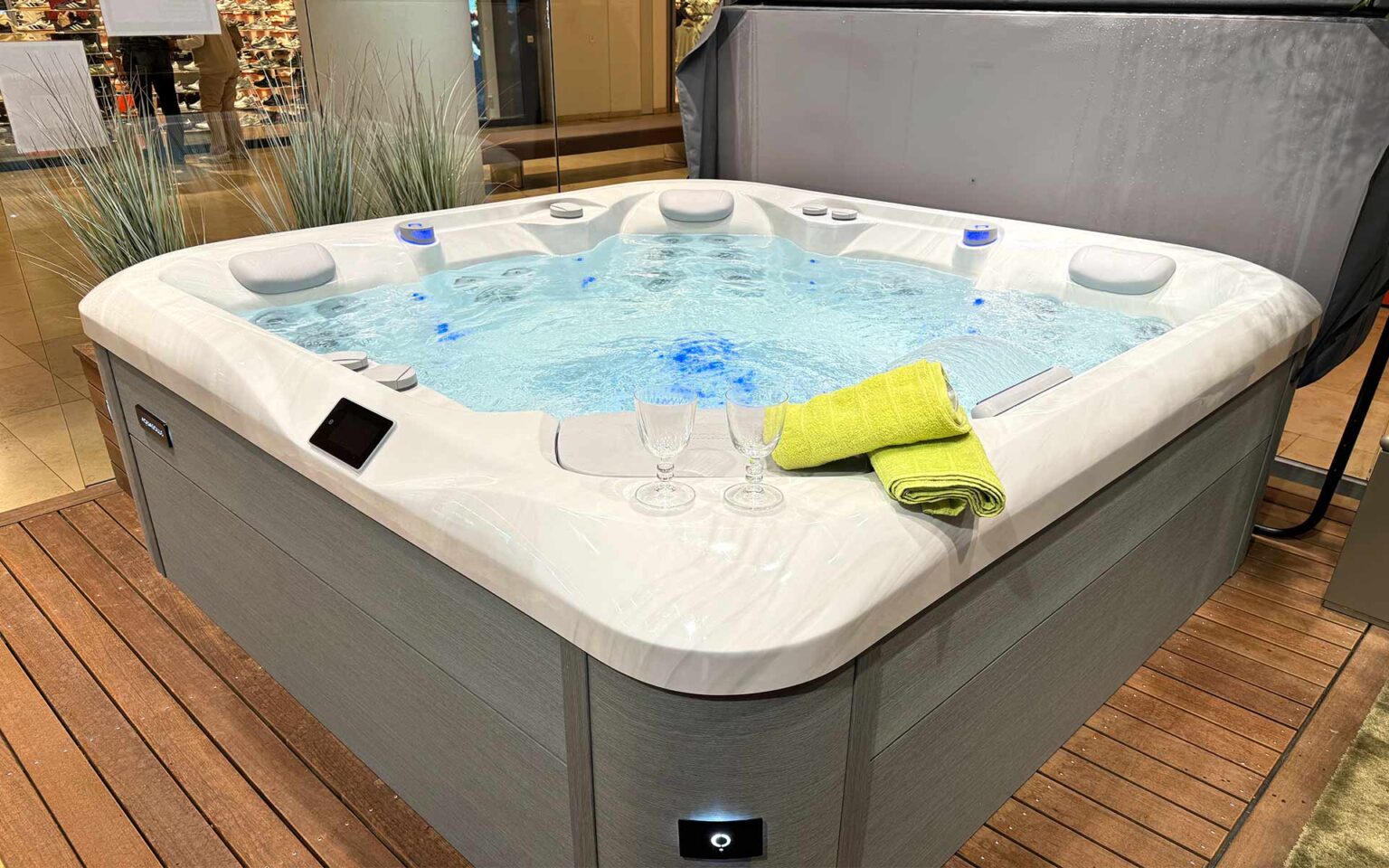 AquaSolus Whirlpool von außen