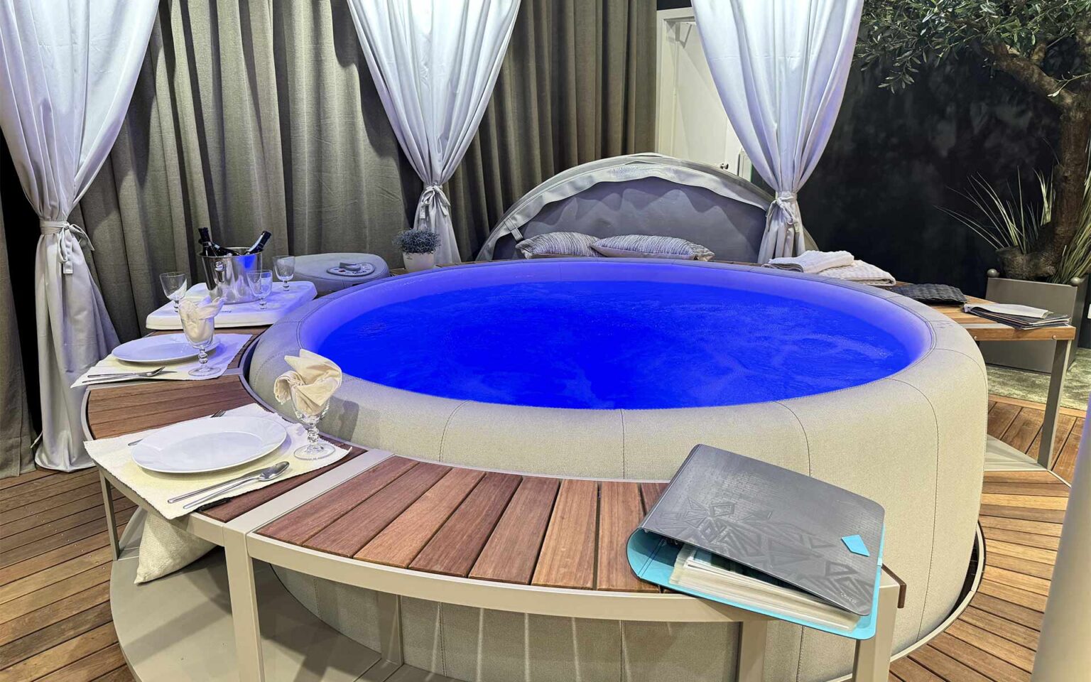 Softub-Whirlpool mit angebauter Umrandung