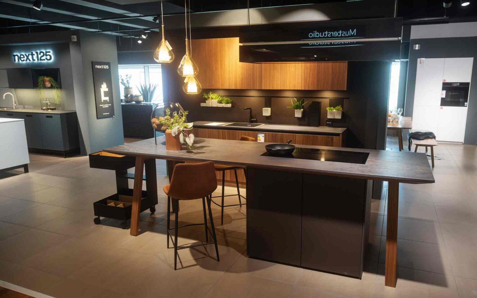 Große schwarze Küche mit Holz