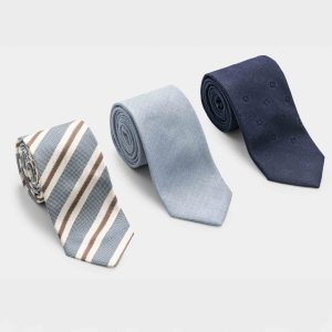 Drei eingerollte Krawatten