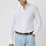 Mann in weißem Hemd