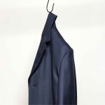 Mantel hängt am Haken