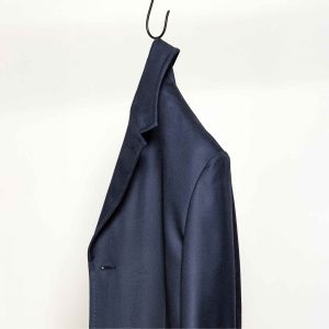 Mantel hängt am Haken