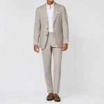 Mann im beigen Maßanzug