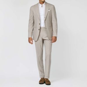 Mann im beigen Maßanzug