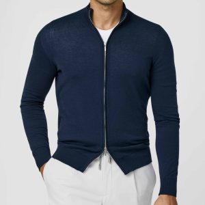 Mann in dunkelblauer Strickjacke mit Zipper