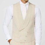 Mann in beiger Maßweste