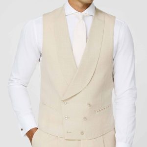 Mann in beiger Maßweste