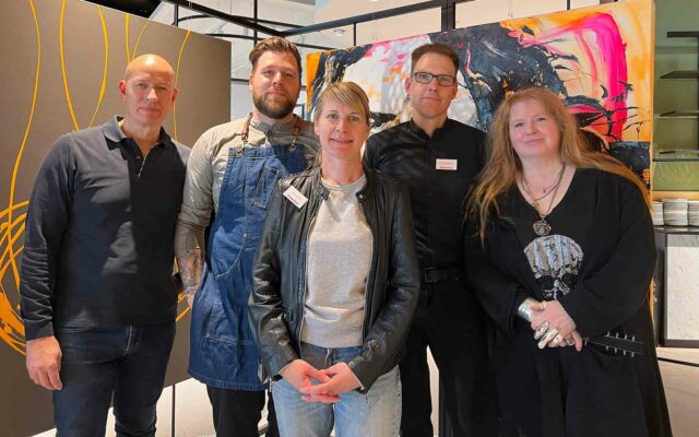 5 Personen bei der Vernissage