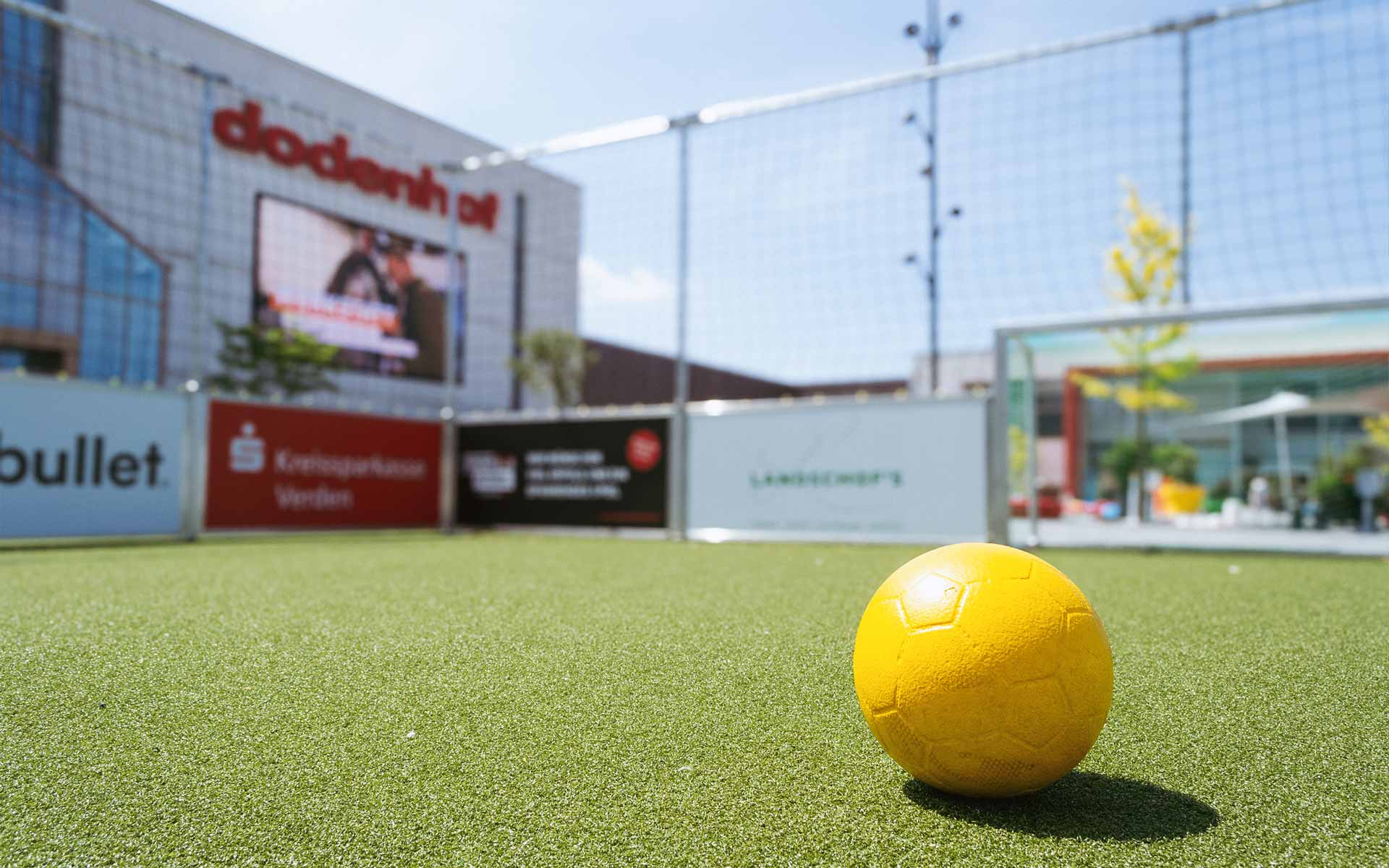 Gelber Fußball auf dem Soccer Court bei dodenhof