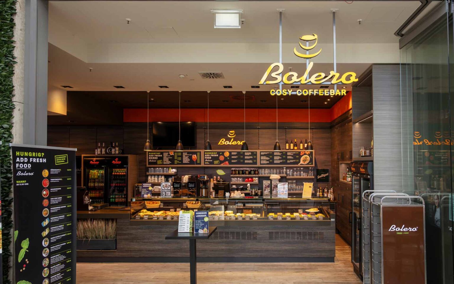 Die Theke des Cafés mit Karte