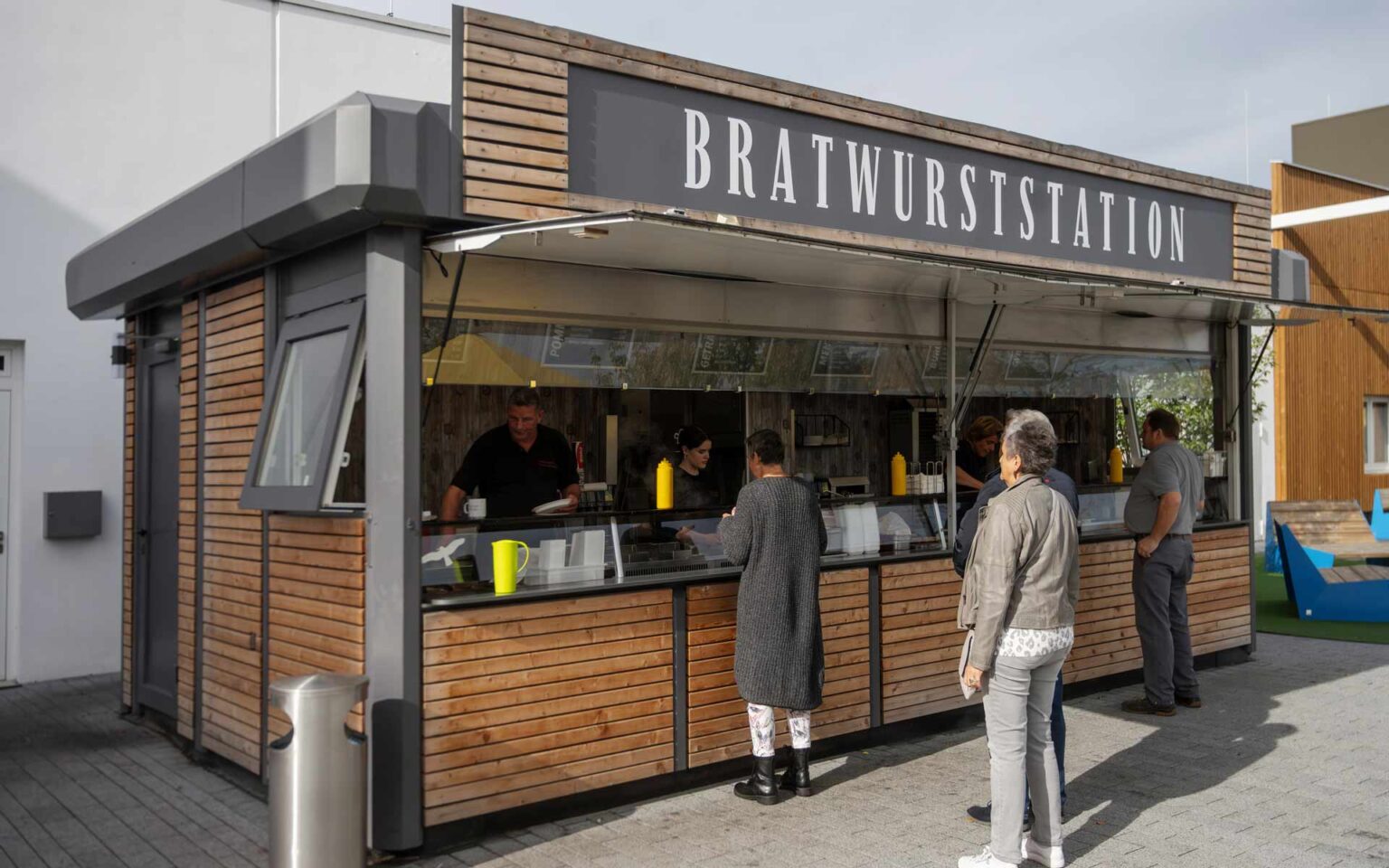 Die Bratwurststation auf dem Boulevard
