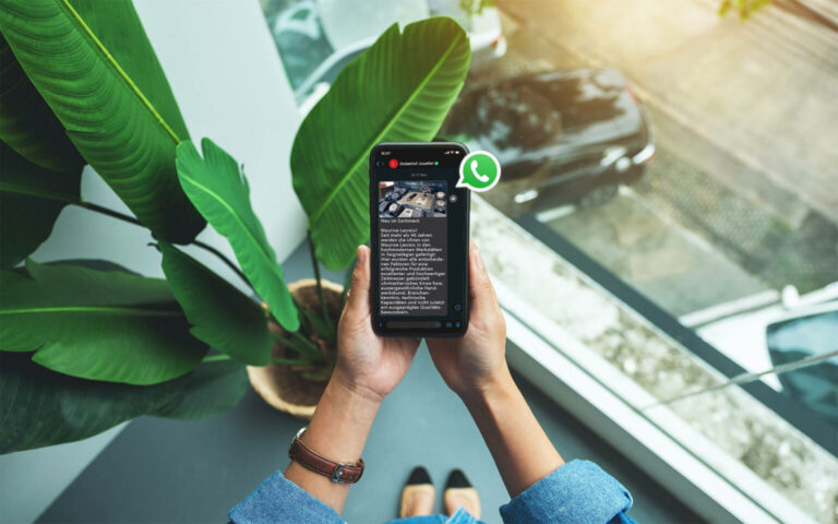 Frau mit einem Handy in der Hand